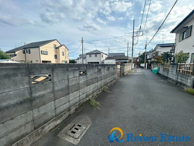 売地　茅ヶ崎市旭が丘の前面道路含む現地写真