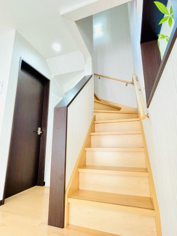 あきる野市平沢　オール電化付 中古戸建の居間・リビング|リビング階段になります☆
