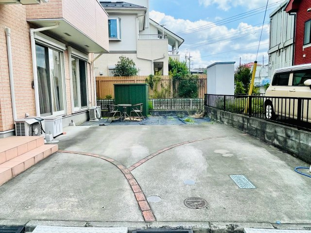 あきる野市平沢　オール電化付 中古戸建の駐車場|３台駐車可能（車種による）