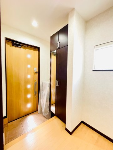 あきる野市平沢　オール電化付 中古戸建の玄関|大きなシューズボックス付！