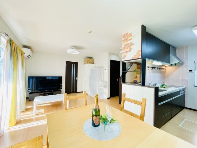 あきる野市平沢　オール電化付 中古戸建の居間・リビング|南向きの明るいＬＤＫです！