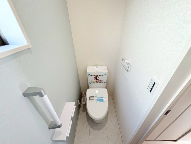 【商談中】リーブルガーデン　岐阜市西鶉6丁目　全5区画分譲のトイレ|超表面平滑加工とイオンパワーの「セフィオンテクト」加工で、汚れが付きにくく落ちやすい仕様で清潔です。
便器にフチがないので汚れが隠れて見えない部分がありません。お手入れがとってもラクラクです。