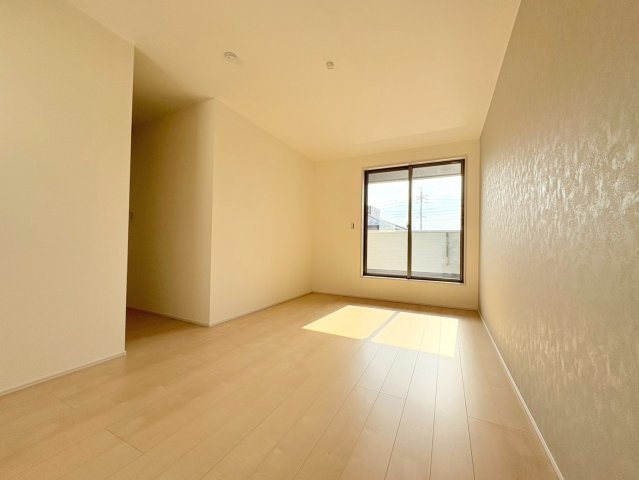 リーブルガーデン　岐阜市西鶉　全5区画分譲の寝室|すべての居室にはたっぷり収納できる大型のクローゼット、各室に２４時間換気システムを設置しています。
排気ファンから低風量で24時間強制排気し、家の中の空気をいつも新鮮に保ちます。
