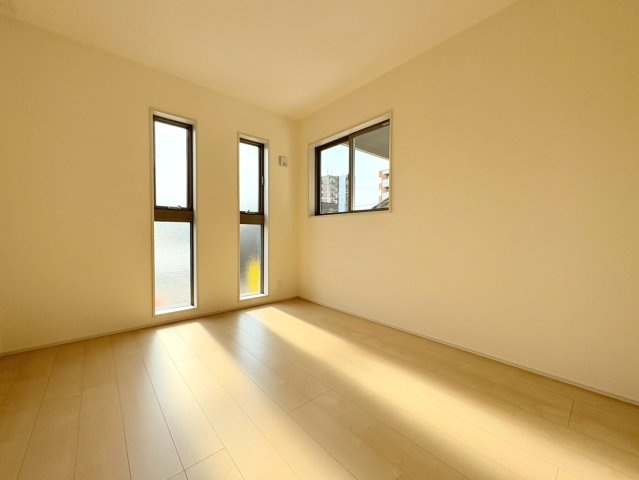 リーブルガーデン　岐阜市西鶉6丁目　全5区画分譲の洋室|全居室にたっぷり収納できる大型クローゼット、居室部分の窓ガラスには間に空気層を設けたペアガラスを採用。
高い断熱性と共にガラス面の結露対策にも効果を発揮します。