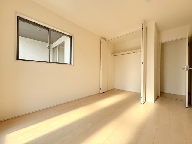 リーブルガーデン　岐阜市西鶉6丁目　全5区画分譲の洋室|全居室にたっぷり収納できる大型クローゼット、居室部分の窓ガラスには間に空気層を設けたペアガラスを採用。
高い断熱性と共にガラス面の結露対策にも効果を発揮します。