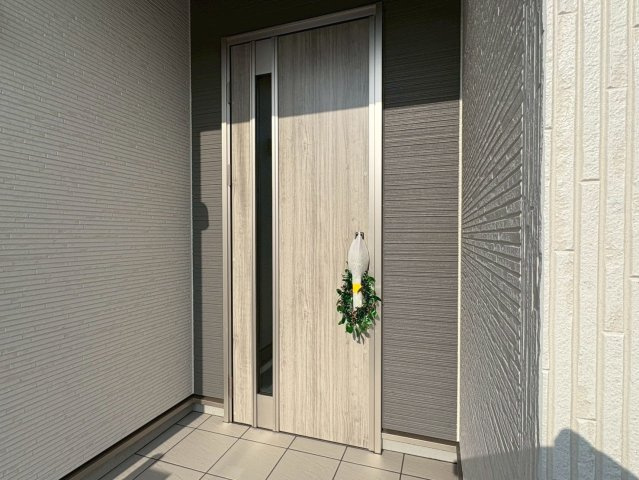 【商談中】リーブルガーデン　岐阜市西鶉6丁目　全5区画分譲の玄関|【ピッキング防止機能付き玄関ドア錠】玄関ドアの鍵は上下に２つあり、内側の下段は脱着サムターンキー。
鍵を不正に開錠されても、もう１つの鍵でピッキングを防ぎます。防犯性の高い仕様になっています。