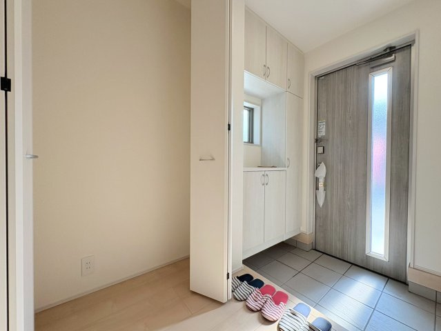 【商談中】リーブルガーデン　岐阜市西鶉6丁目　全5区画分譲の玄関|大容量のシューズ収納付きで玄関周りもすっきり！玄関ドアからの光が玄関ホールを明るくしてくれます。