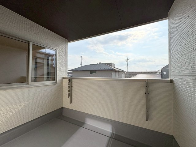 リーブルガーデン　岐阜市西鶉　全5区画分譲のバルコニー|バルコニーは南向きで洗濯物もよく乾きます！強度と表面積硬度を持つFPRで防水しています。
