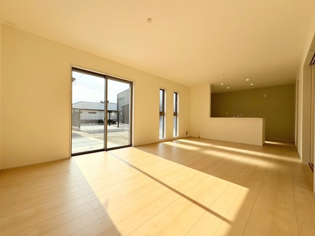 リーブルガーデン　岐阜市西鶉　全5区画分譲の居間・リビング|明るい日差しをふんだんに取り込んだリビングダイニングは家族の笑顔につつまれた素敵な空間になります。
一建設の家は精度が高く丈夫な工法を採用し、「住宅トップランナー基準」に対応しています。