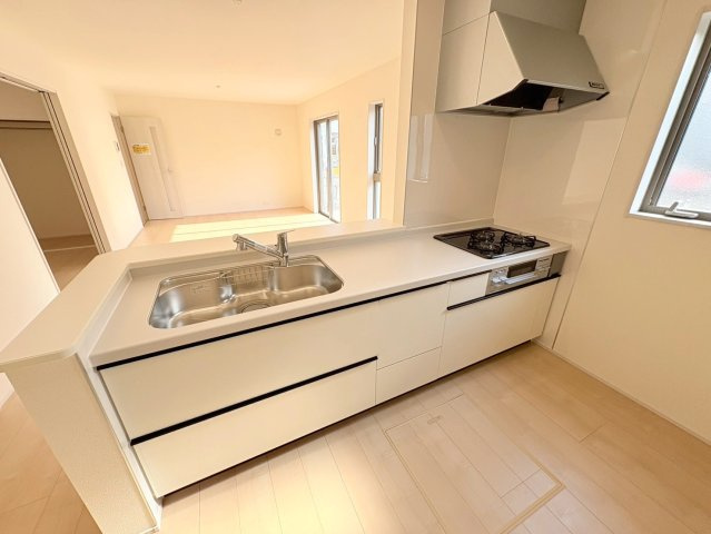 リーブルガーデン　岐阜市西鶉　全5区画分譲のキッチン|機能的で手入れがしやすいシステムキッチンでお掃除も楽々。蛇口は浄水器内蔵型で節湯CI対応水栓です。　
人造大理石カウンターやキッチンパネルなど明るくきれいにお使いいただけます。