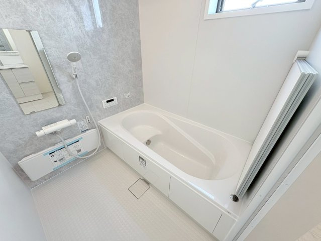 【商談中】リーブルガーデン　岐阜市西鶉6丁目　全5区画分譲の浴室|明るく清潔感がある浴室。浴槽は環境にやさしい節水タイプ。浴槽内ステップで半身浴、親子入浴も安心です。
洗い場の床は乾きやすく滑りにくい快適仕様、水はけが良くカビの発生を軽減できます。
