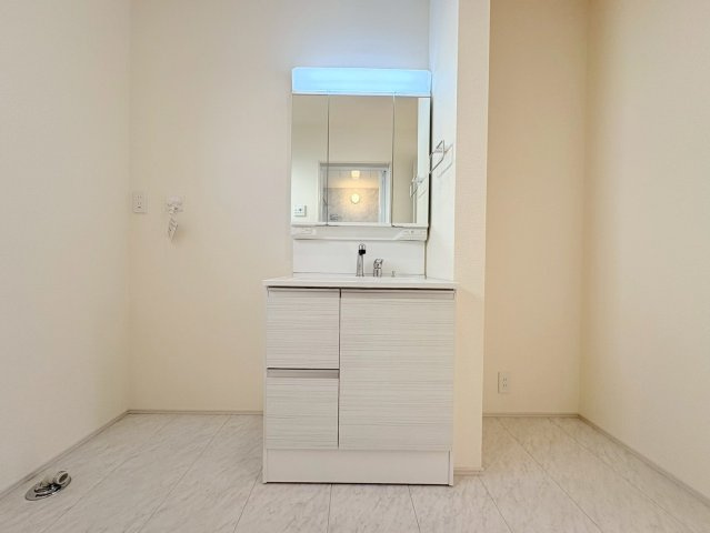 リーブルガーデン　岐阜市西鶉　全5区画分譲の独立洗面台|洗面化粧台 幅 750mm、軽く割れにくい洗面ボールと場所をとらないコンパクト設計の本体キャビネットです。
ミラー扉の内側は全て収納スペースです。リフトアップシャワーを採用し両手が自由に使えます