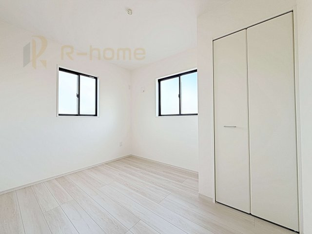 つくば市今鹿島9期　新築戸建て　3号棟の洋室|2面窓の風通しの良い洋室です♪差し込む暖かな陽当たりで、室内がくつろげる空間に早変わりです♪