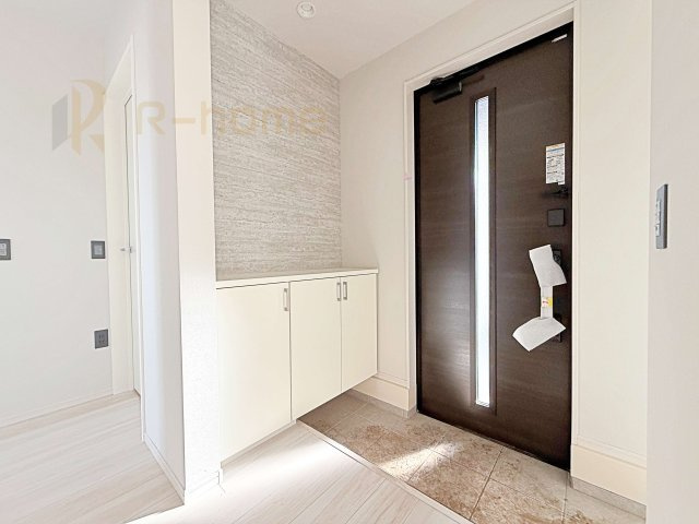 つくば市今鹿島9期　新築戸建て　3号棟の玄関|玄関には便利なシューズインクローゼットを設置。アウトドア用品やベビーカーなどの収納に役立ちますね♪