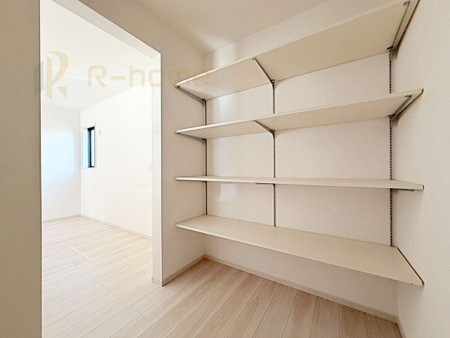 つくば市今鹿島9期　新築戸建て　3号棟の収納|キッチンにはパントリーを設置！キッチン回りの整理整頓の悩みも解決♪