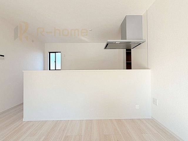 つくば市今鹿島9期　新築戸建て　3号棟のキッチン|リビングで遊ぶお子様にも目が届くカウンターキッチン！コンロ前も壁がない嬉しい仕様♪