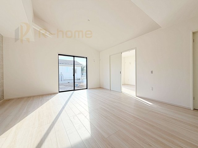 つくば市今鹿島9期　新築戸建て　3号棟の居間・リビング|広々としたLDK！アクセントクロスがお洒落なくつろぎ空間♪