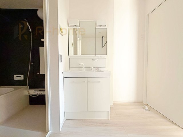 つくば市今鹿島9期　新築戸建て　3号棟の洗面所|清潔感溢れる洗面台は嬉しい三面鏡付き。洗剤や歯ブラシなどもすっきり収納できます♪