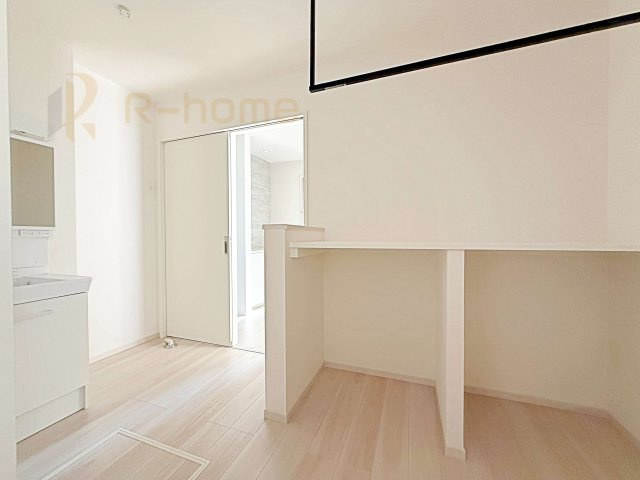 つくば市今鹿島9期　新築戸建て　3号棟の洗面所|広々としたランドリールーム！アイロンがけや洗濯ものたたみに便利なカウンター付き♪