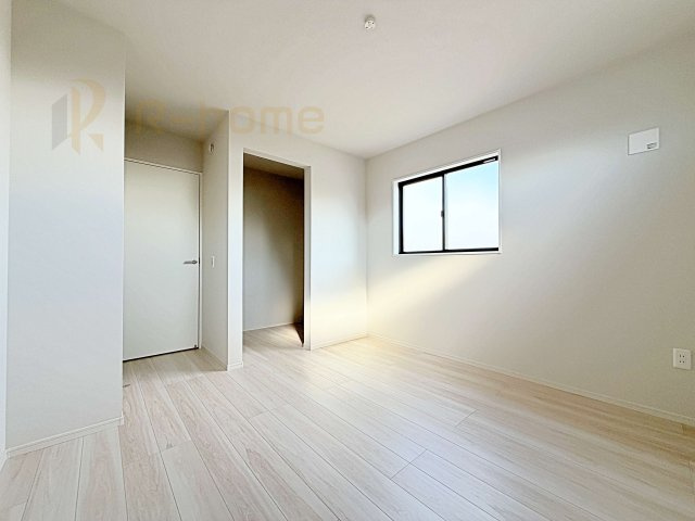 つくば市今鹿島9期　新築戸建て　3号棟の洋室|収納便利なウォークインクローゼット付きの洋室♪
明るく風通しの良いお部屋です♪