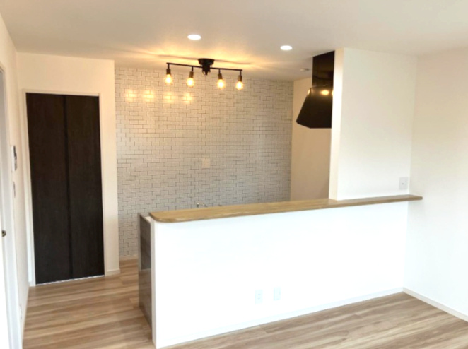 明石市魚住町西岡の居間・リビング|料理をしながらでもご家族との会話を楽しめる対面キッチン。