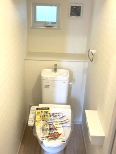 明石市魚住町西岡のトイレ|窓から光が入り、明るい雰囲気のお手洗いです！