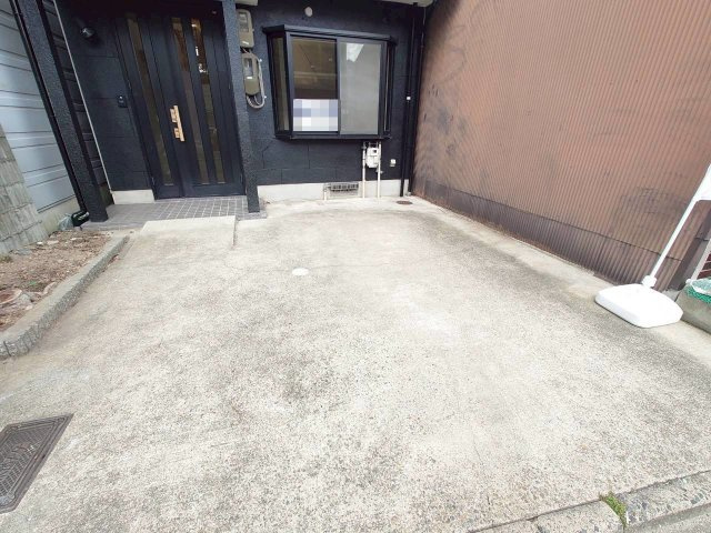 ◆２０２５年８月リフォーム完了◆駅徒歩５分◆リビング広々１９帖の４ＬＤＫ◆伏見区深草寺内町の駐車場|駐車場