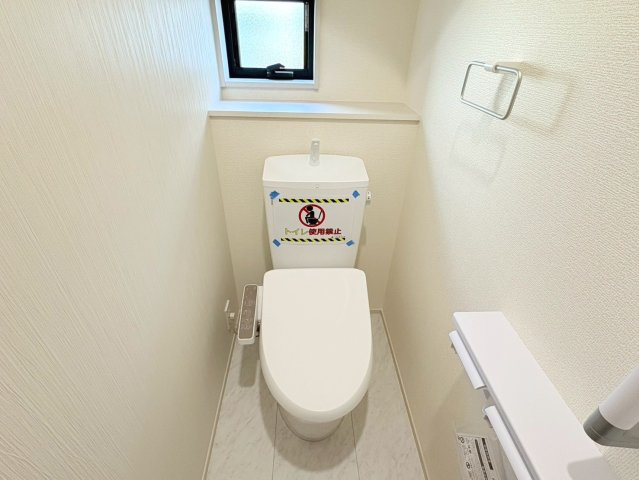 リーブルガーデン　岐阜市西鶉6丁目　全5区画分譲のトイレ|超表面平滑加工とイオンパワーの「セフィオンテクト」加工で、汚れが付きにくく落ちやすい仕様で清潔です。
便器にフチがないので汚れが隠れて見えない部分がありません。お手入れがとってもラクラクです。