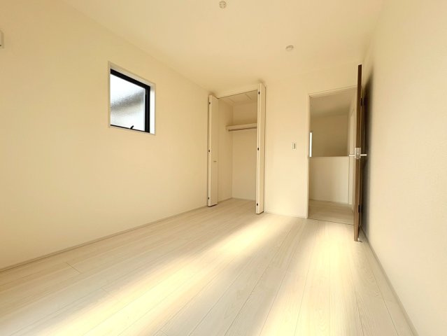 リーブルガーデン　岐阜市西鶉6丁目　全5区画分譲の寝室|すべての居室にはたっぷり収納できる大型のクローゼット、各室に２４時間換気システムを設置しています。
排気ファンから低風量で24時間強制排気し、家の中の空気をいつも新鮮に保ちます。
