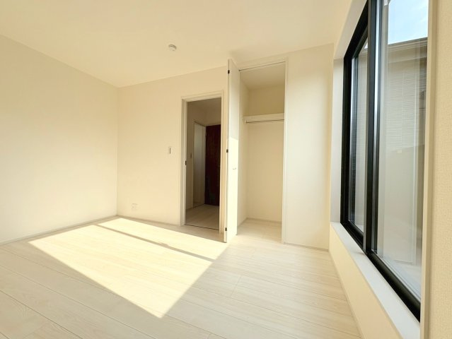 リーブルガーデン　岐阜市西鶉6丁目　全5区画分譲の洋室|全居室にたっぷり収納できる大型クローゼット、居室部分の窓ガラスには間に空気層を設けたペアガラスを採用。
高い断熱性と共にガラス面の結露対策にも効果を発揮します。