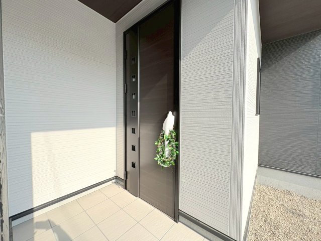 リーブルガーデン　岐阜市西鶉6丁目　全5区画分譲の玄関|【ピッキング防止機能付き玄関ドア錠】玄関ドアの鍵は上下に２つあり、内側の下段は脱着サムターンキー。
鍵を不正に開錠されても、もう１つの鍵でピッキングを防ぎます。防犯性の高い仕様になっています。