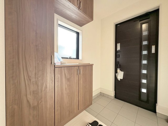 リーブルガーデン　岐阜市西鶉6丁目　全5区画分譲の玄関|大容量のシューズ収納付きで玄関周りもすっきり！玄関ドアからの光が玄関ホールを明るくしてくれます。