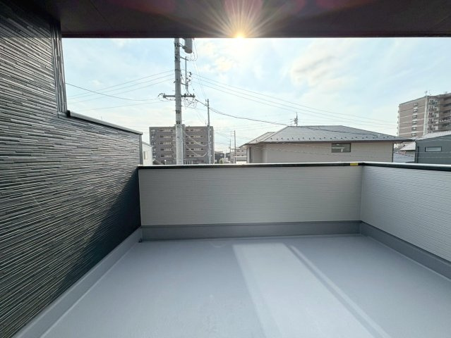 リーブルガーデン　岐阜市西鶉6丁目　全5区画分譲のバルコニー|バルコニーは南向きで洗濯物もよく乾きます！強度と表面積硬度を持つFPRで防水しています。