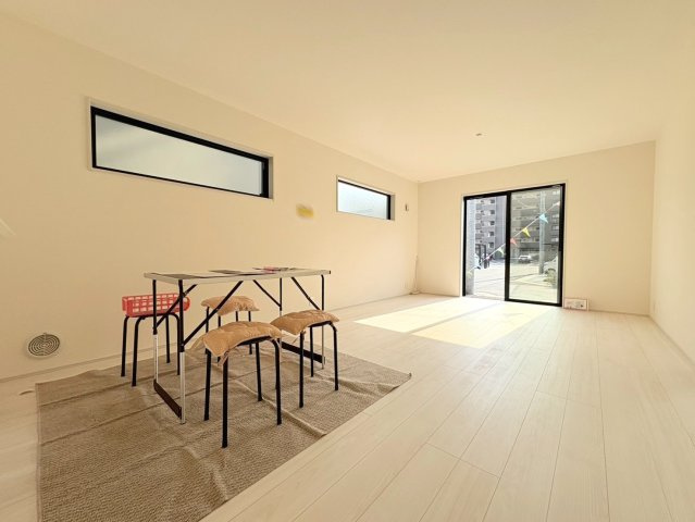 リーブルガーデン　岐阜市西鶉6丁目　全5区画分譲の居間・リビング|明るい日差しをふんだんに取り込んだリビングダイニングは家族の笑顔につつまれた素敵な空間になります。
一建設の家は精度が高く丈夫な工法を採用し、「住宅トップランナー基準」に対応しています。