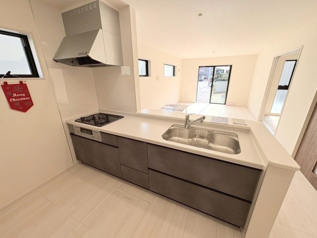 リーブルガーデン　岐阜市西鶉6丁目　全5区画分譲のキッチン|機能的で手入れがしやすいシステムキッチンでお掃除も楽々。蛇口は浄水器内蔵型で節湯CI対応水栓です。　
人造大理石カウンターやキッチンパネルなど明るくきれいにお使いいただけます。