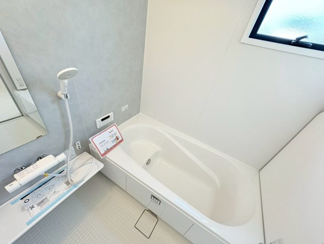 リーブルガーデン　岐阜市西鶉6丁目　全5区画分譲の浴室|明るく清潔感がある浴室。浴槽は環境にやさしい節水タイプ。浴槽内ステップで半身浴、親子入浴も安心です。
洗い場の床は乾きやすく滑りにくい快適仕様、水はけが良くカビの発生を軽減できます。
