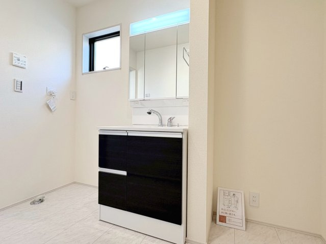 リーブルガーデン　岐阜市西鶉6丁目　全5区画分譲の独立洗面台|洗面化粧台 幅 750mm、軽く割れにくい洗面ボールと場所をとらないコンパクト設計の本体キャビネットです。
ミラー扉の内側は全て収納スペースです。リフトアップシャワーを採用し両手が自由に使えます