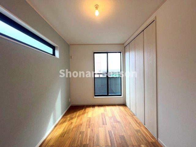 【洋室】 | スリット窓と掃き出し窓から光が差し込む、明るく心地よい洋室。
クローゼット付きで収納も確保され、居室スペースをすっきり使えます。