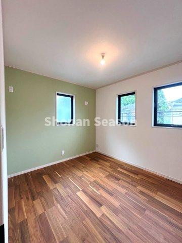 【洋室】 | 優しいグリーンのアクセントクロスが、空間に落ち着きと心地よさをプラス◎
2面採光で自然光がしっかり届き、朝の目覚めも気持ちよく迎えられます。