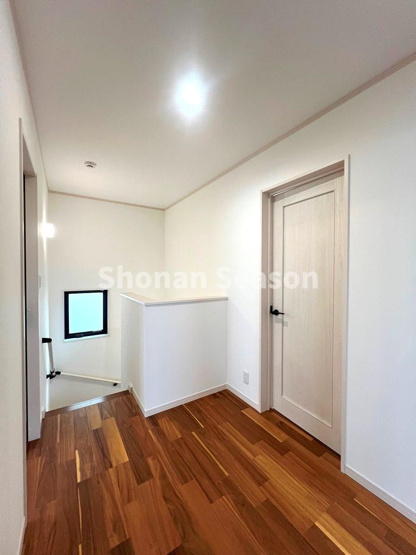 【内装】 | ちょっとしたインテリアや収納も楽しめる余白のある空間◎
家族それぞれの部屋へ続く、ゆとりある動線が日々の暮らしを快適にします♪