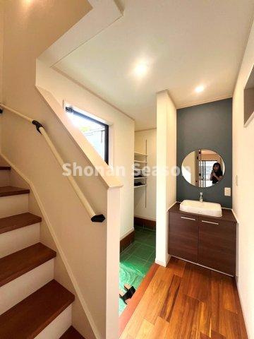 【独立洗面台】 | 玄関横に設けられたセカンド洗面は、帰宅後すぐの手洗いや朝の混雑時にも活躍！
動線上にあることで、自然と清潔習慣が身につく便利なポイントです。