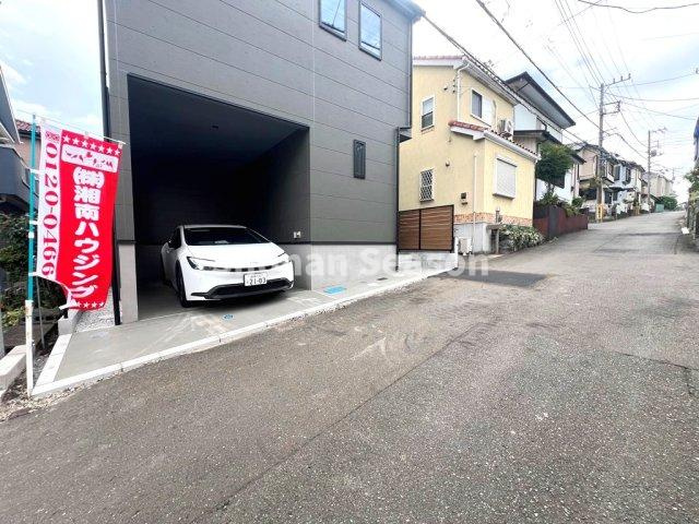 【前面道路含む現地写真】 | 駐車スペースもあり、日常の出入りもスムーズ♪
建物は完成済みのため、いつでもご内見いただけます◎