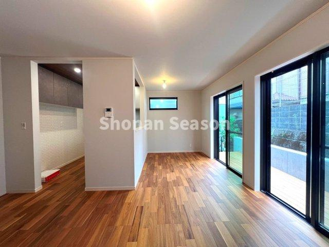 【内装】 | 大開口の窓が心地よい光と風を運び込む、明るく伸びやかなリビング空間◎
家族団らんの時間が自然と増える、そんな居心地の良さが魅力です♪