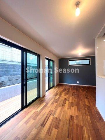 【内装】 | リビングとつながるウッドデッキが、内と外をゆるやかにつなぐ心地よい空間！
家族の時間も、外の風景も身近に感じられる設計です。