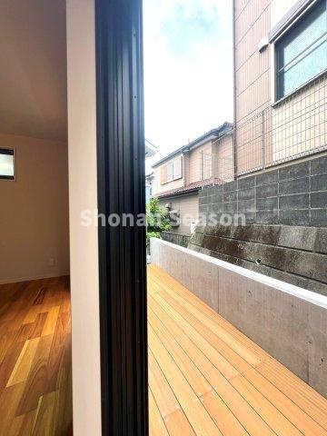 【設備】 | リビングからフラットにつながるウッドデッキは、アウトドアリビングとしても活躍！
ちょっとした腰掛けやキッズスペースにもぴったりの、使い勝手の良い屋外空間です。