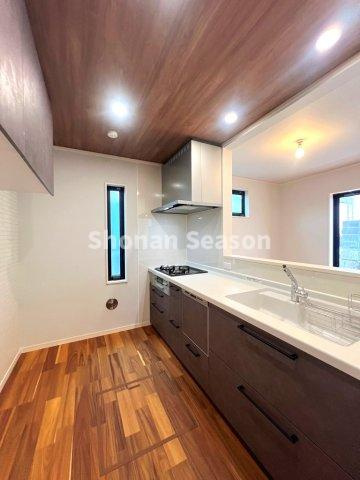 【キッチン】 | 木目天井がぬくもりを添えるキッチンは、リビングと一体感のある開放的な空間。
家事をしながらでも家族の様子が見渡せる、安心＆快適なつくり◎