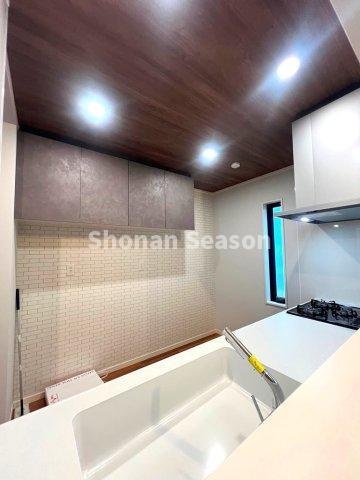 【内装】 | 壁面を活かしたシンプルな造りで、すっきりとした印象のキッチン背面スペース。
収納や作業動線の確保もしやすく、日々の家事がはかどる空間♪