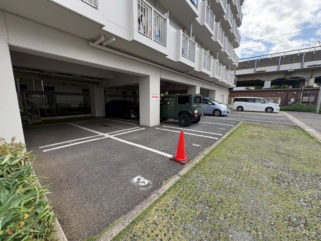 ビューパレー市川の駐車場