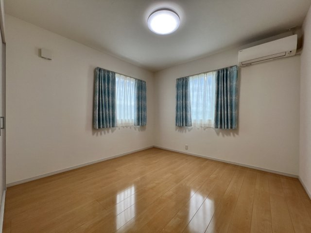 鏡町内田戸建の洋室