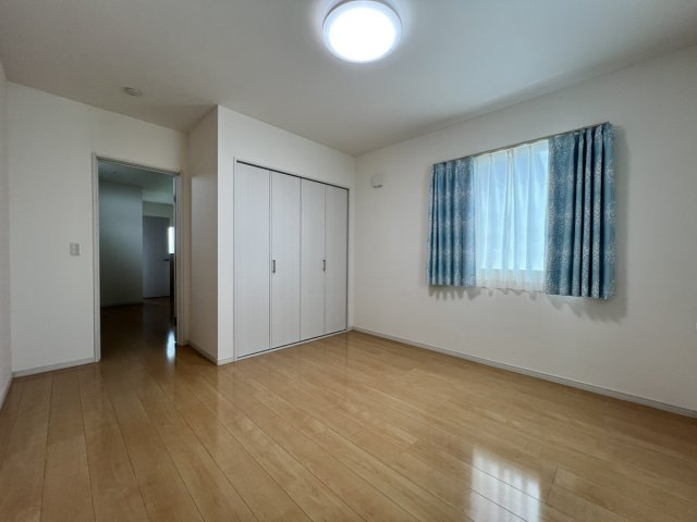 鏡町内田戸建の洋室